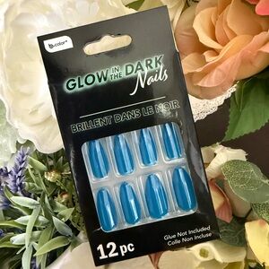 🆕💅🏻 b•pure 12 PIECE GLOW-IN-THE-DARK
PRESS-ON NAILS. BRAND NEW IN BOX. SEALED.
